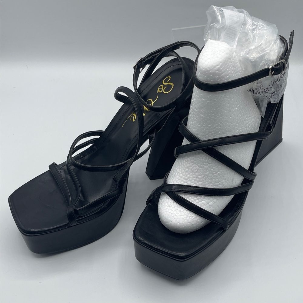 Women’s So Me Size 10 Black Strappy Platform Sandals